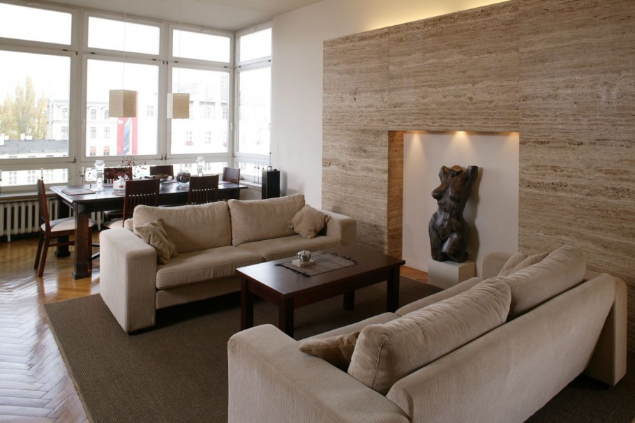 Гостиная с двумя диванами и обеденным столом