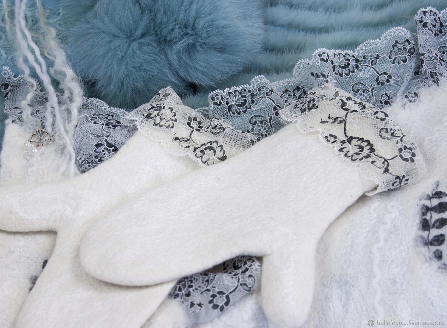 Белые валяные рукавицы