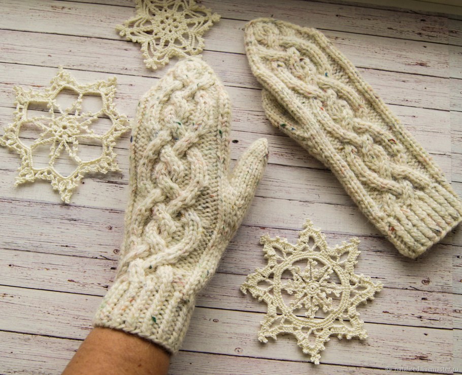 Варежки с рельефным узором