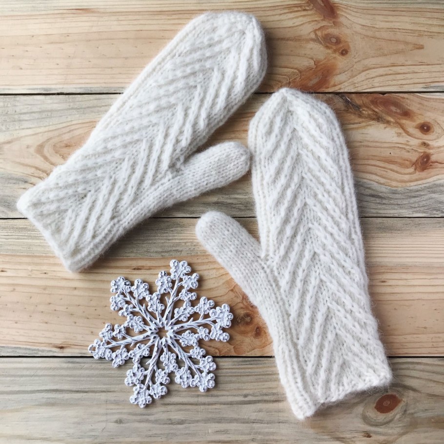 Валяные варежки с домиками