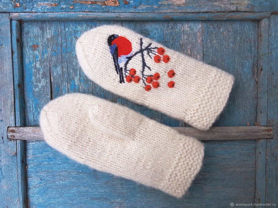 Вязаные рукавицы со снегирями