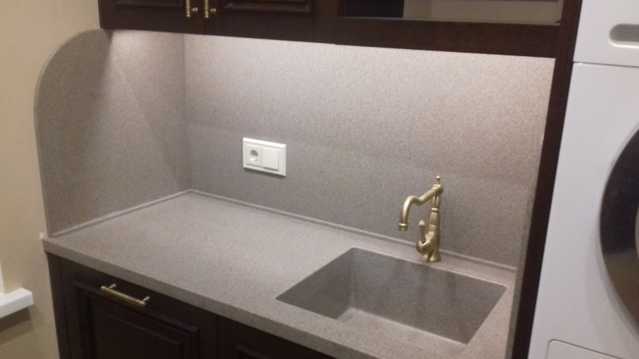 Столешница и стеновая панель из искусственного камня