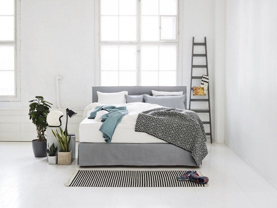 Серая кровать в скандинавском стиле