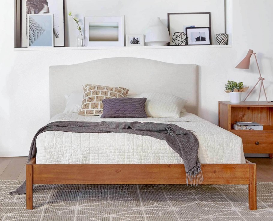 Кровать в скандинавском стиле на ножках