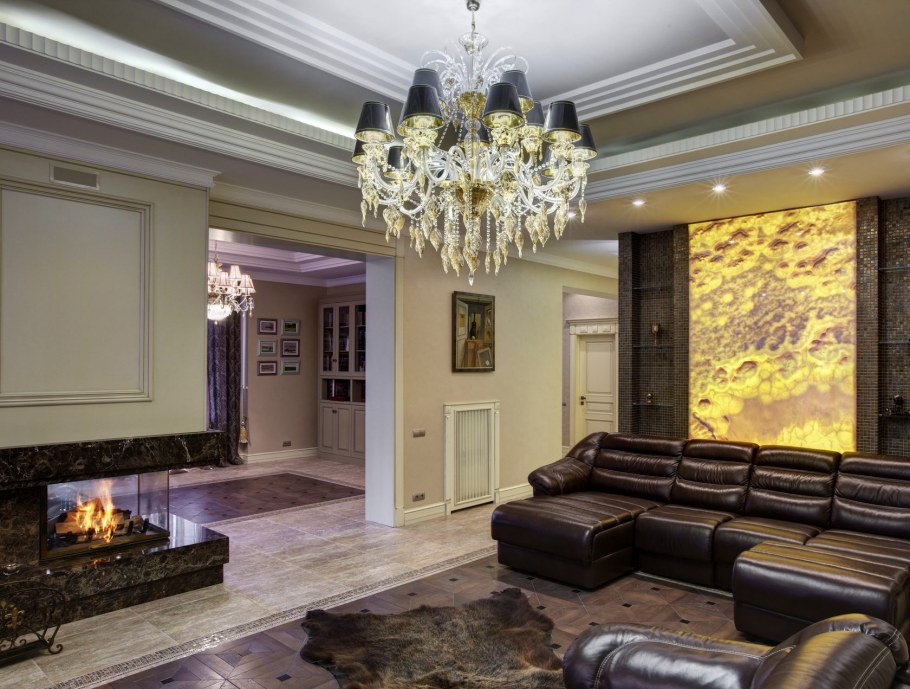 Холл с камином в частном доме