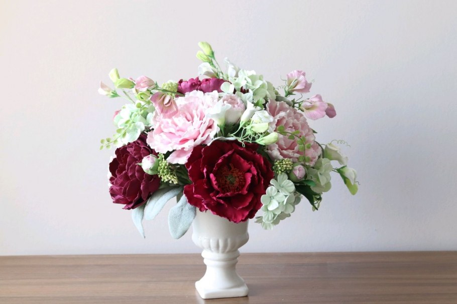 Искусственные пионы в вазе для интерьера