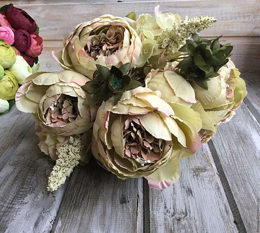 Композиция из искусственных пионов