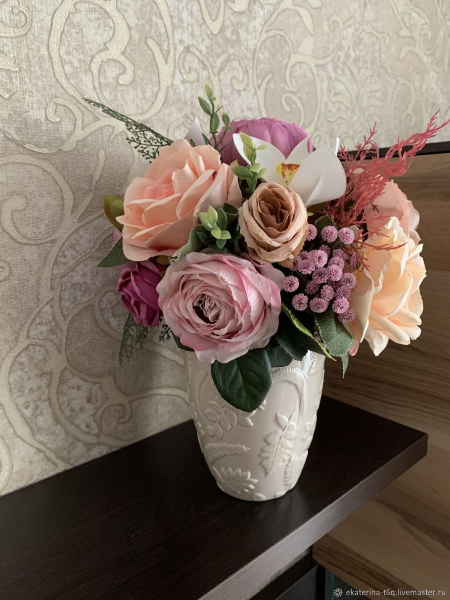 Оригинальные небольшие интерьерные композиции из пионов