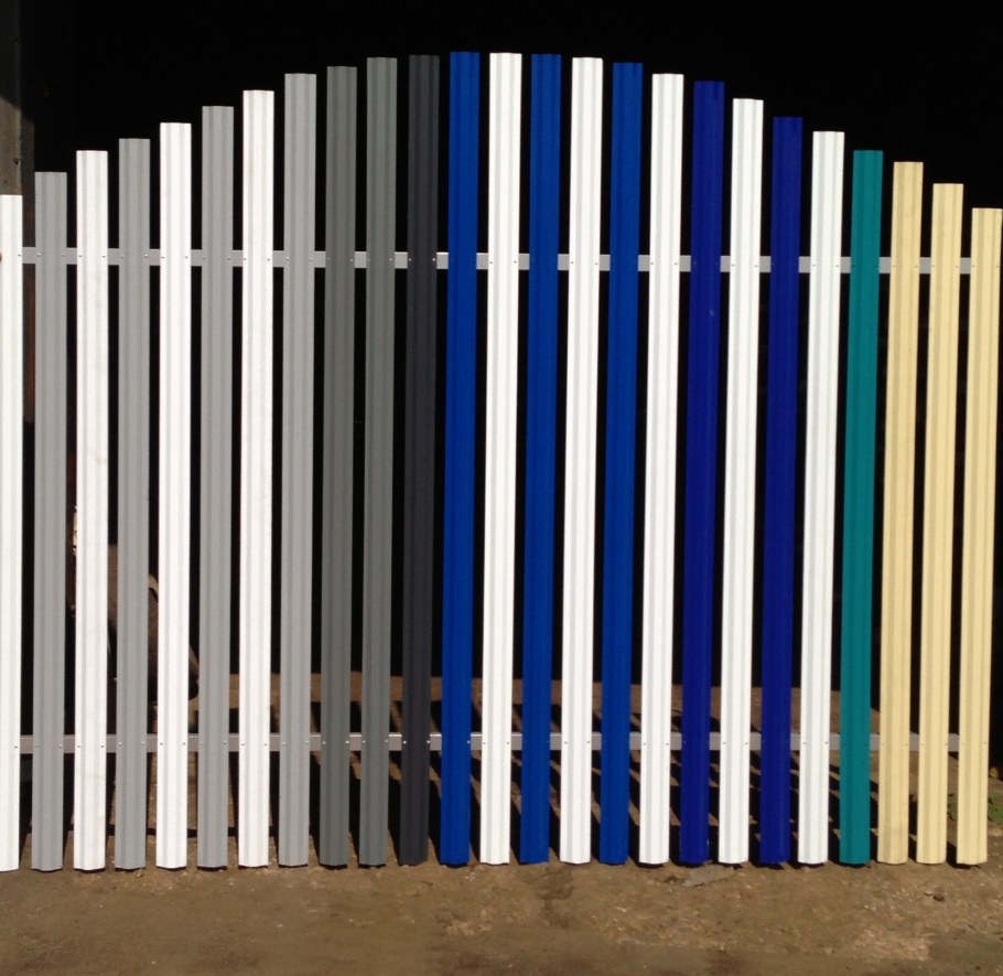 Разноцветный забор из штакетника