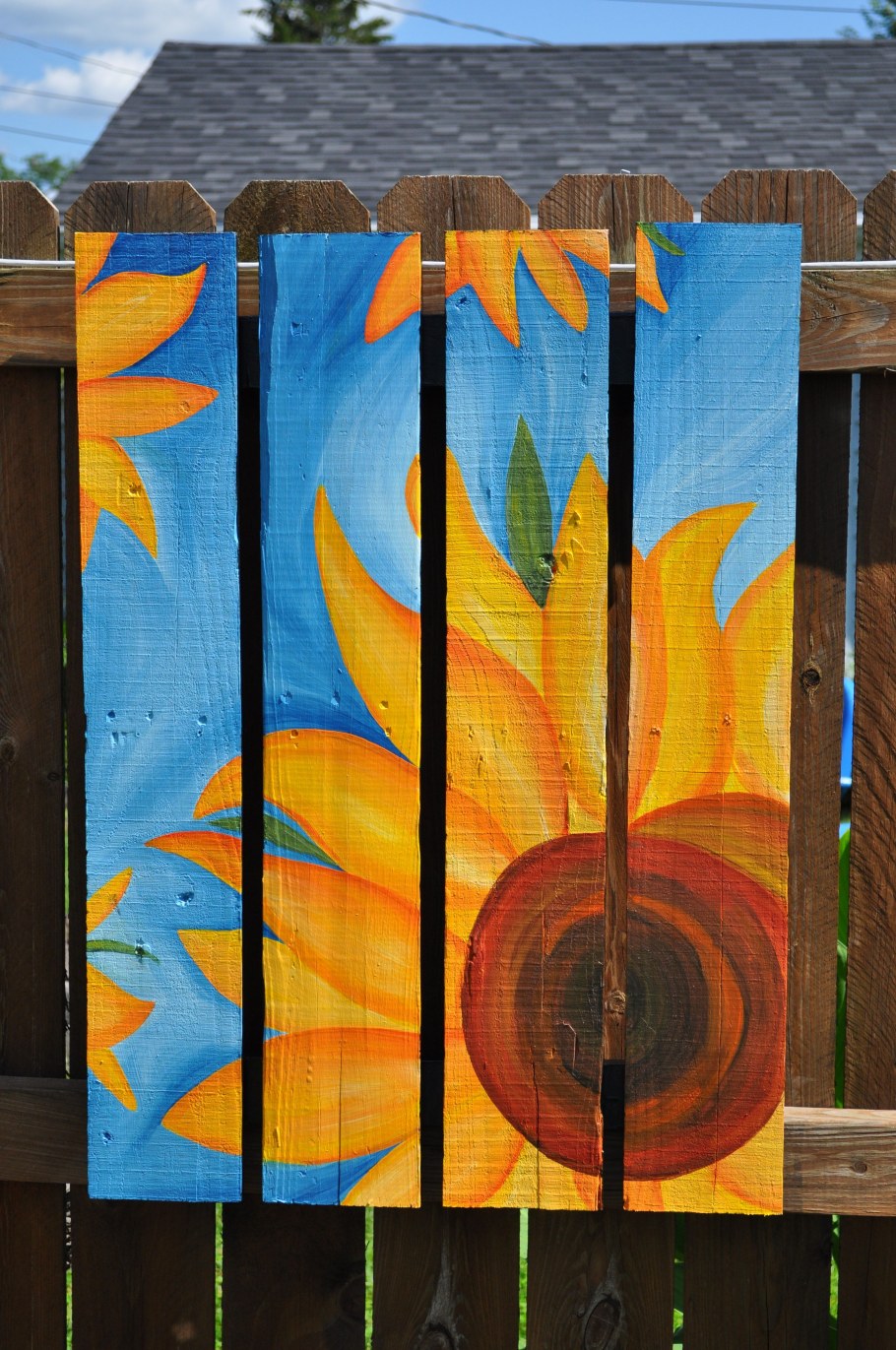 Деревянный крашеный забор