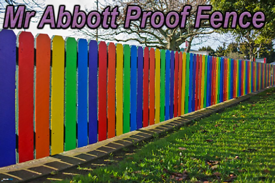 Разноцветный деревянный забор