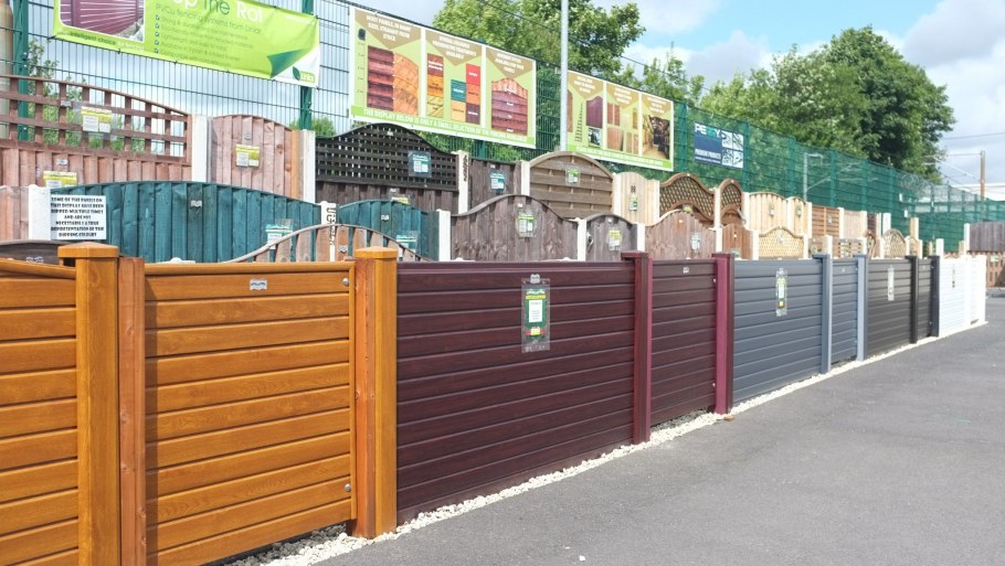 Забор из сайдинга в саду