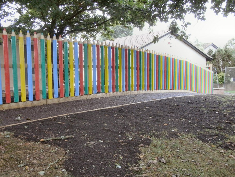 Разноцветный деревянный забор