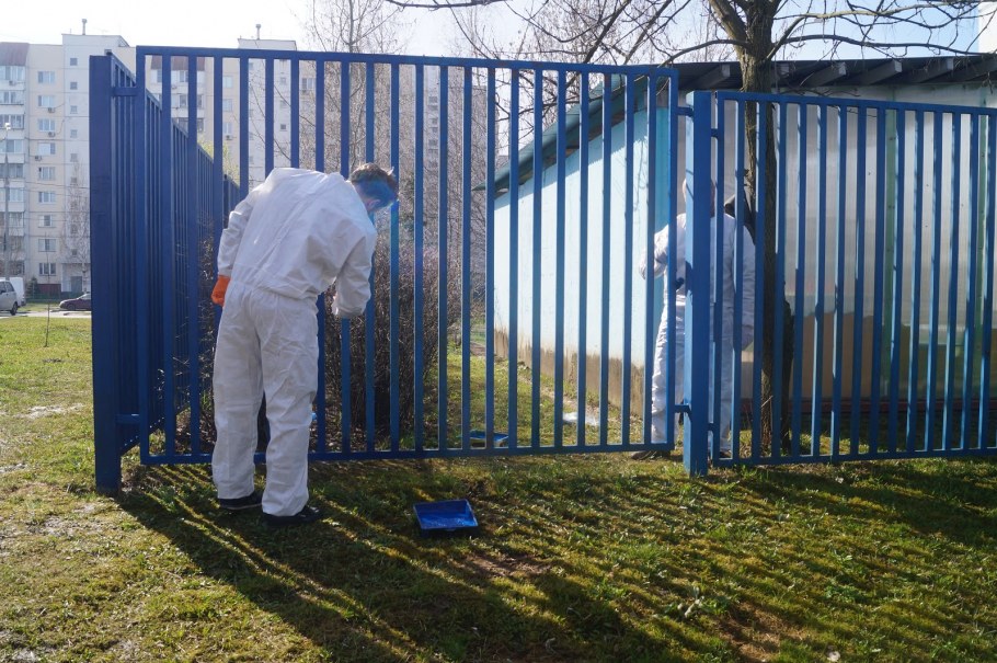 Маляр красит забор