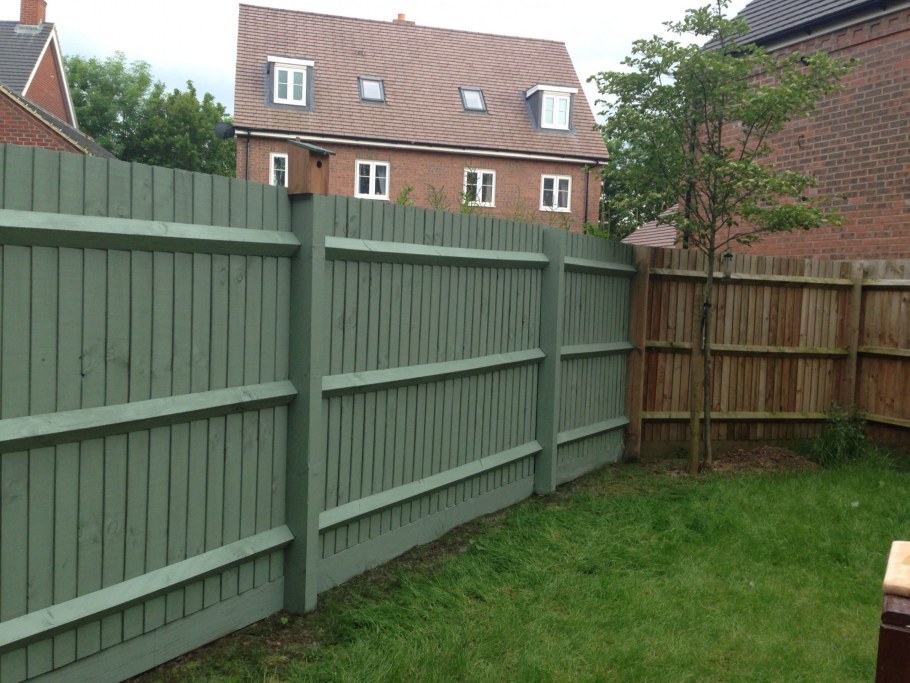 Крашеный забор из дерева