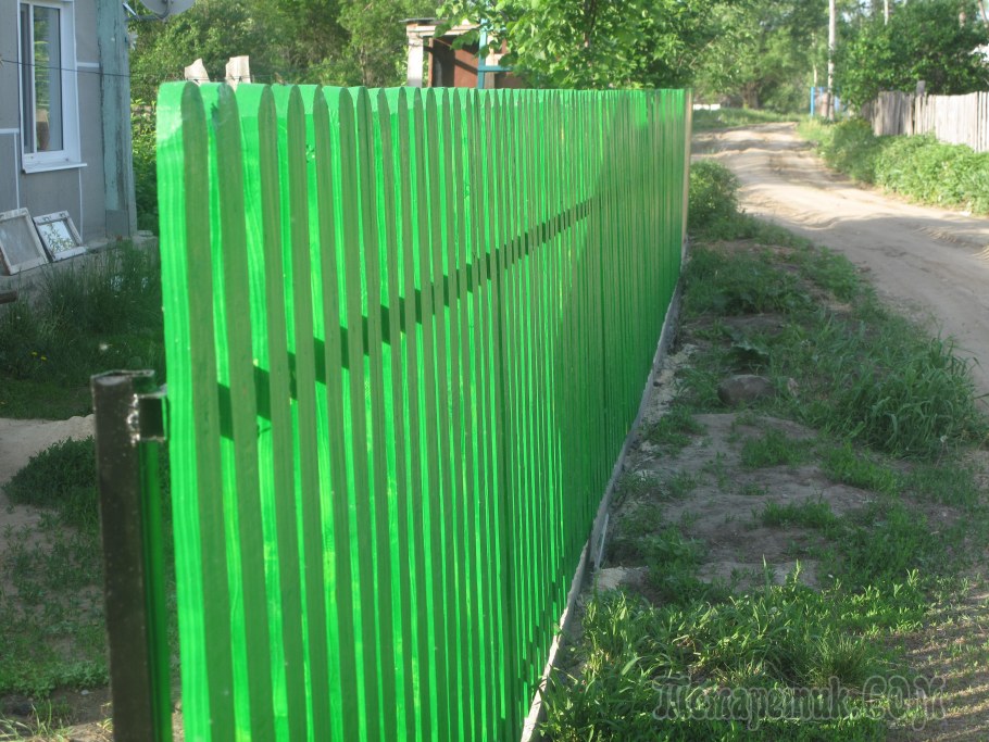 Зеленый деревянный забор