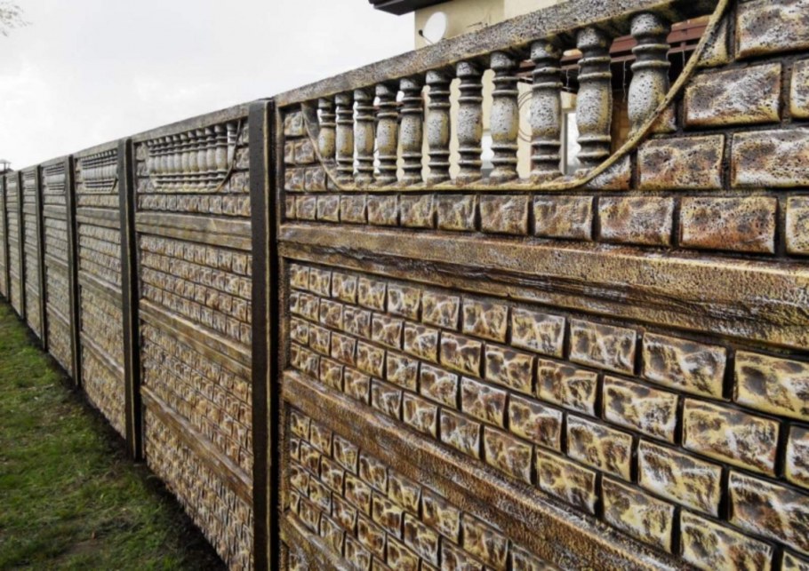 Крашенный бетонный забор