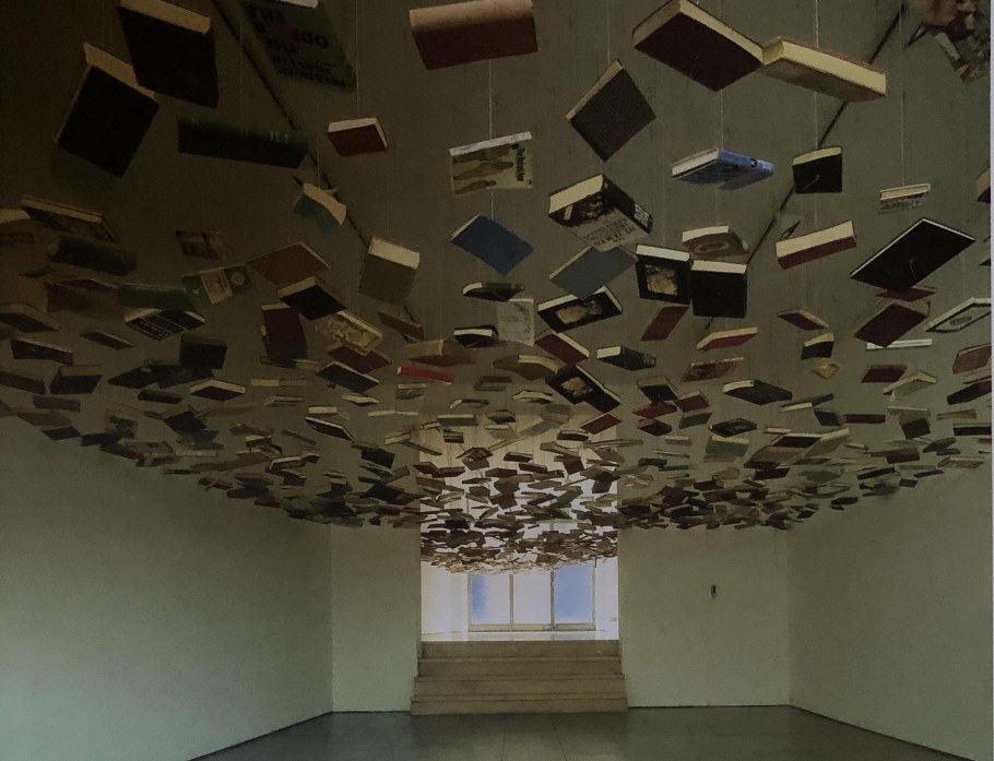 Книжные необычные инсталляции
