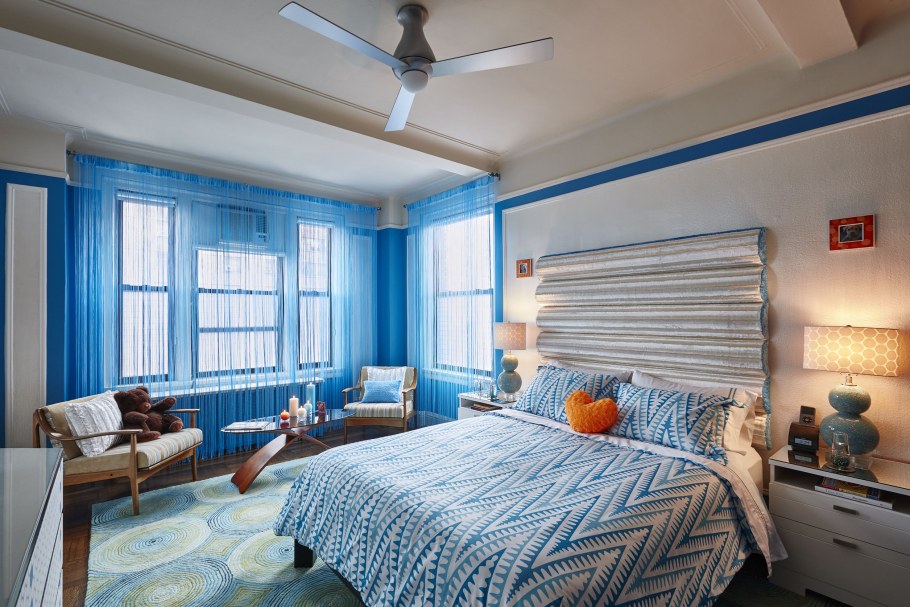 Синие шторы в спальне