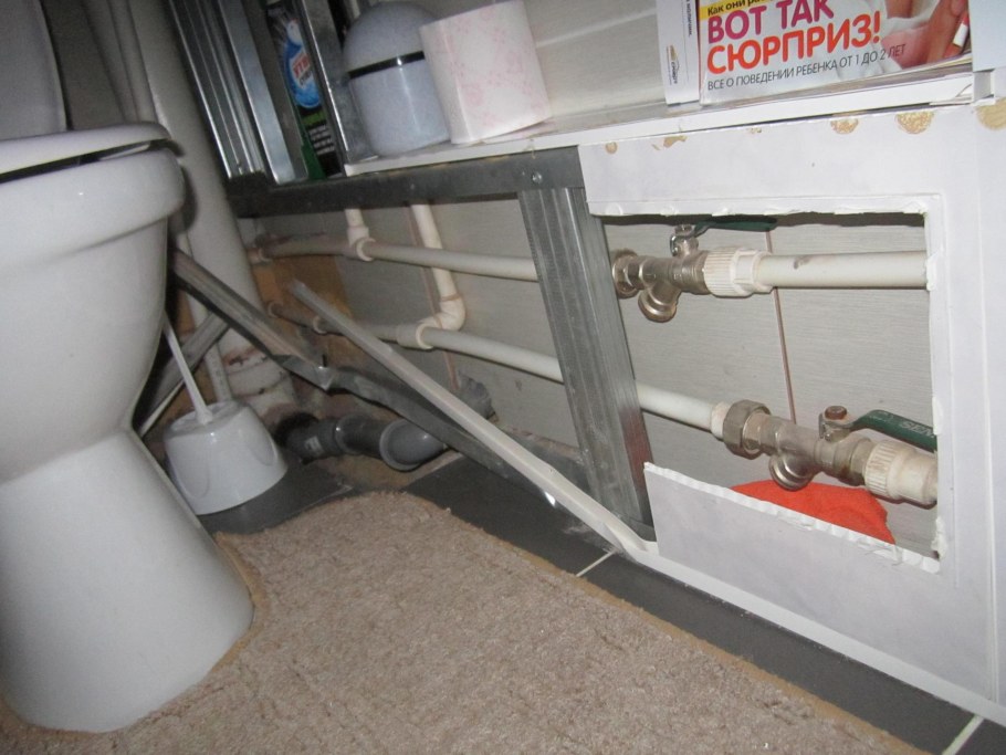 Короб для водосчетчиков в ванной