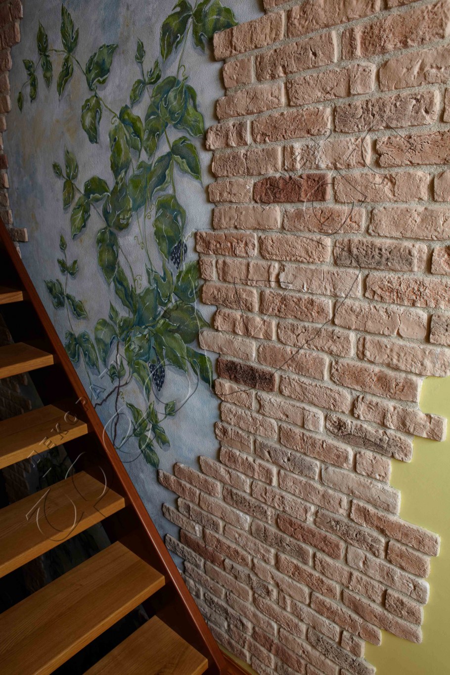 Прихожая отделанная камнем декоративным