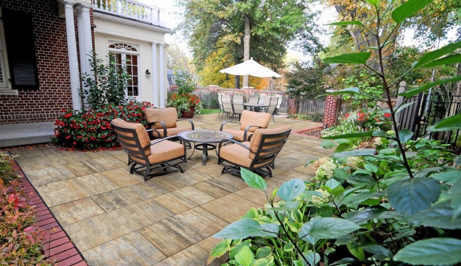 Уютный двор в частном доме в России