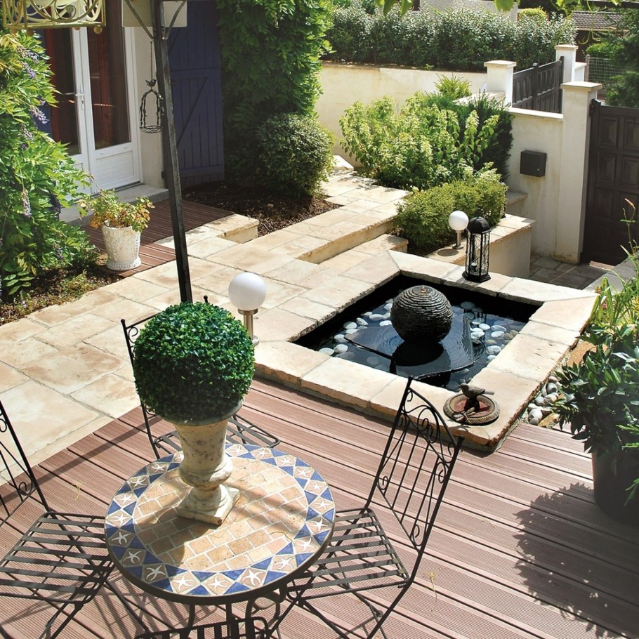 Небольшой двор в частном доме