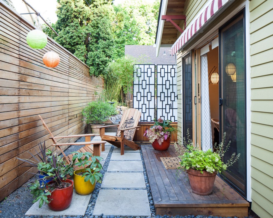 Узкий двор в частном доме