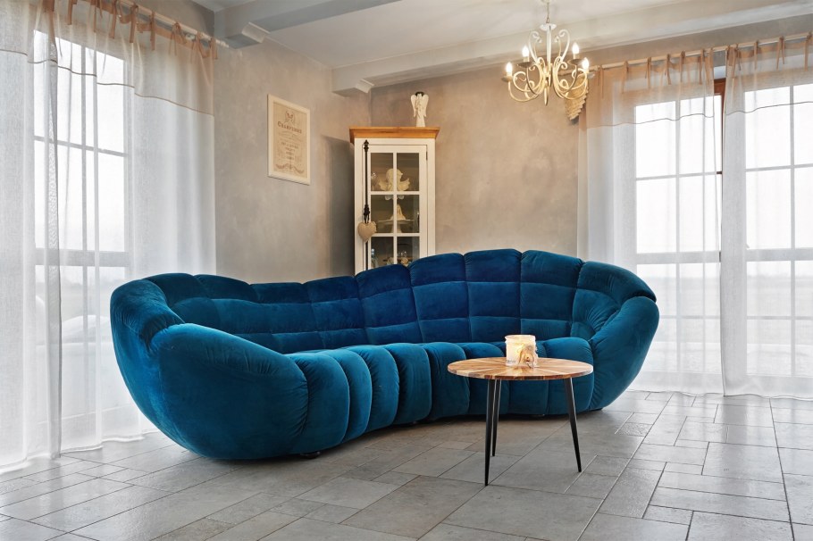 Синий велюровый диван