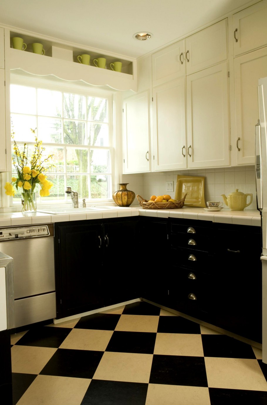 Кухня с черным полом
