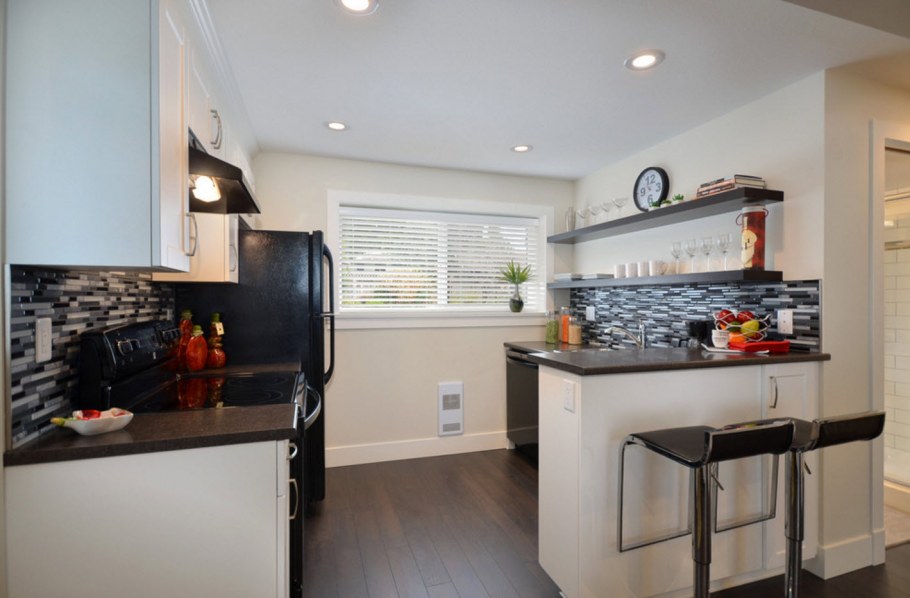 Маленькая кухня с темным полом