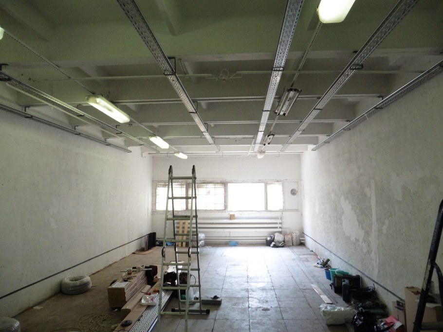 Электрики складского помещения