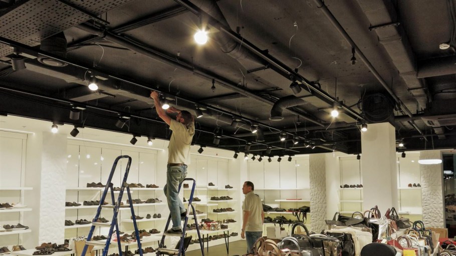 Монтаж трековых светильников