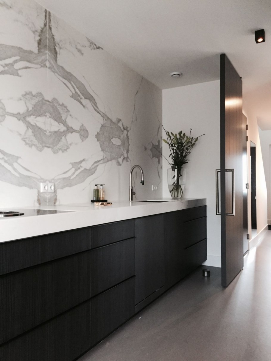 Кухня без навесных шкафов современный