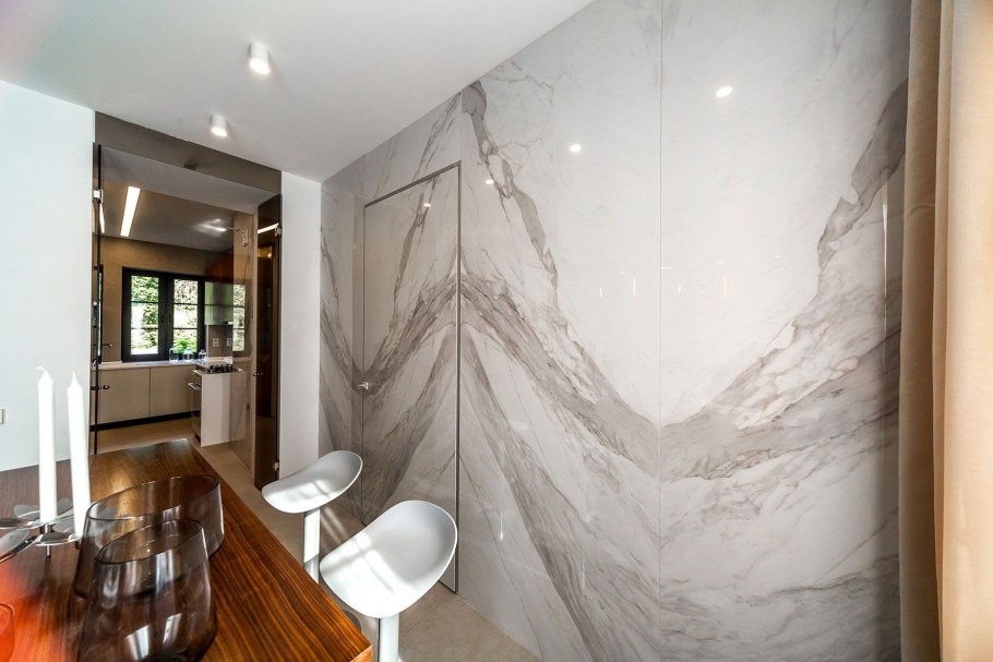 Мрамор и дерево в интерьере кухни