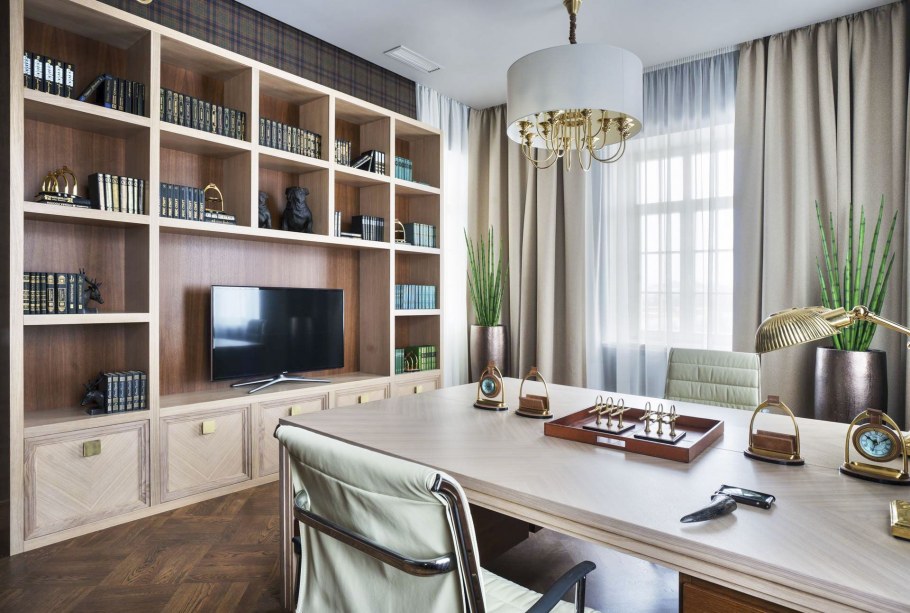 Домашний кабинет в светлых тонах