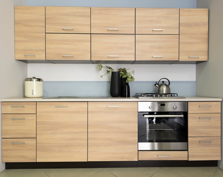 Кухонные гарнитуры с фасадами под дерево