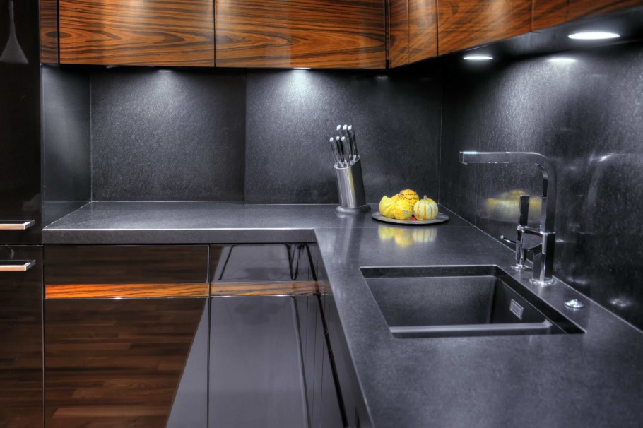 Темная кухня с каменной столешницей
