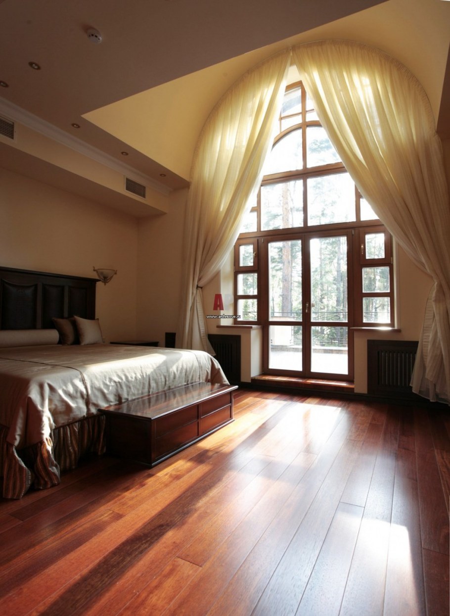 Спальни с высокими потолками в загородном доме