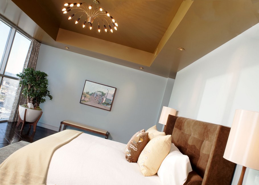 Интерьер спальни с высокими потолками