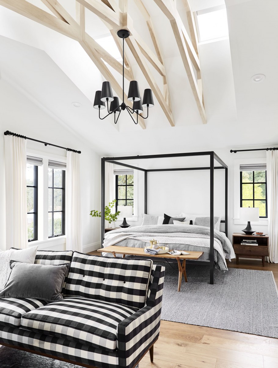 Интерьер спальни с высокими потолками