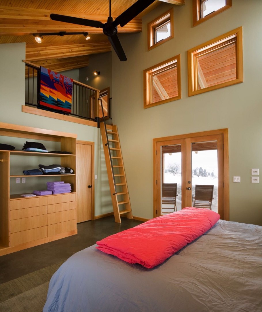 Комната с антресолью