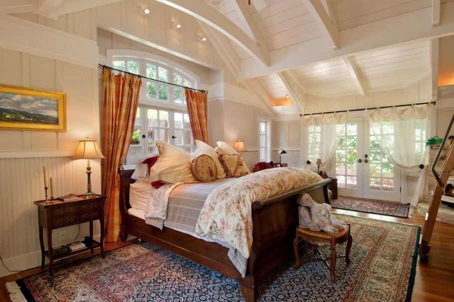 Спальни с высокими потолками в загородном доме