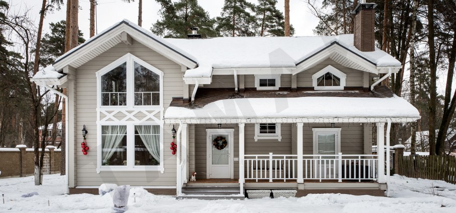 Серый деревянный дом