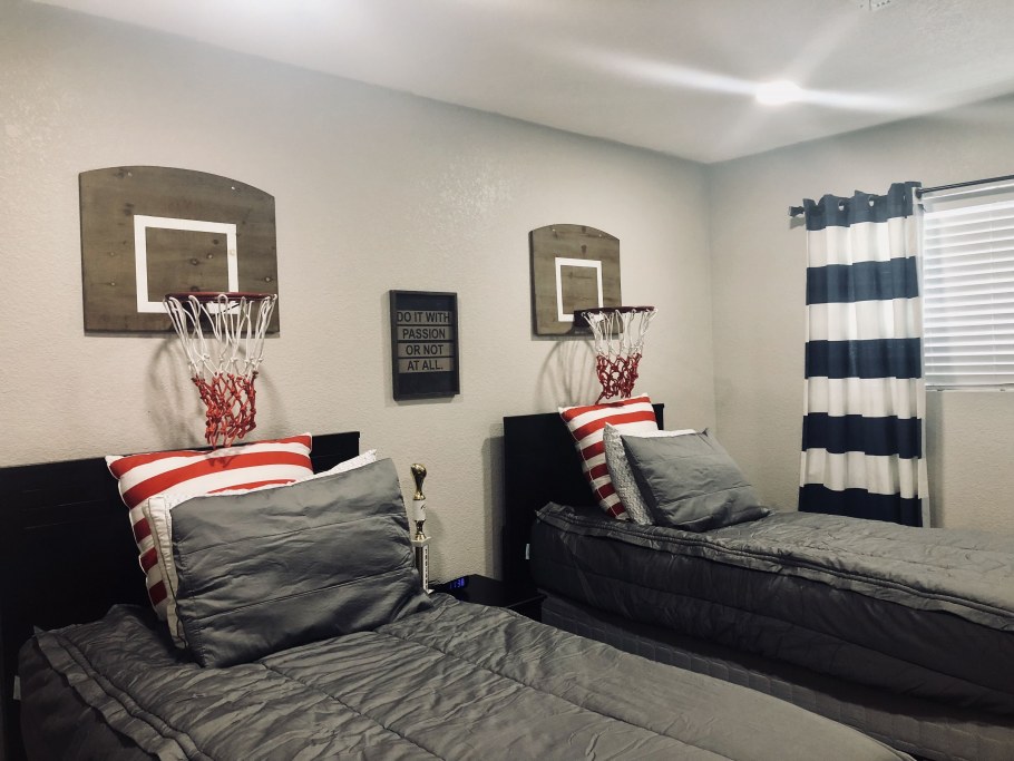 Люстры в интерьере подростковой комнаты