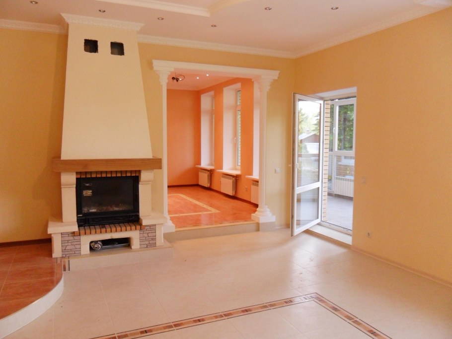 Покрашенные стены в коттедже