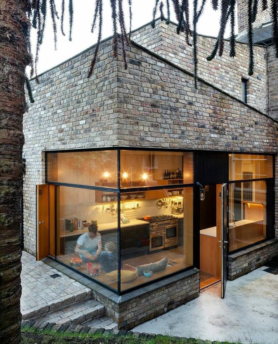 Дом со стеклянной стеной