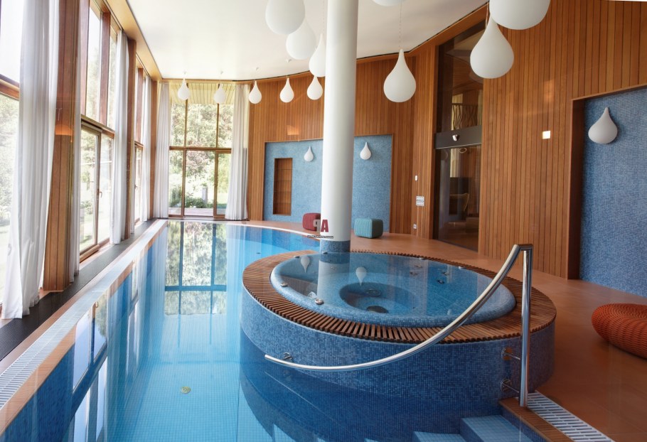 Загородный дом с бассейном внутри