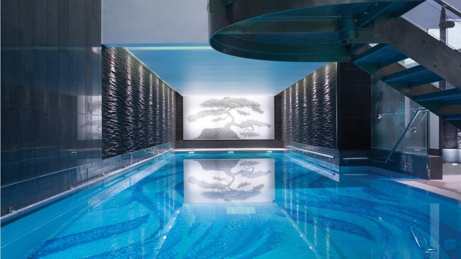 Красивый закрытый бассейн