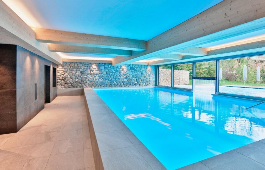 Бассейн с выплывом